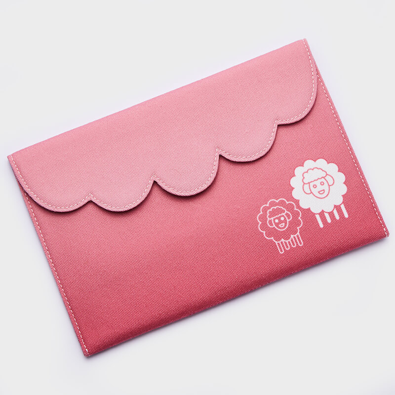 Envelope tecido rosa com ovelhas desenhadas na frente