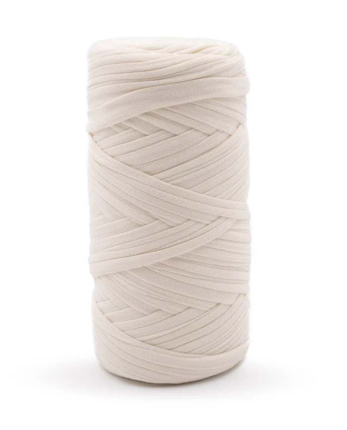 Rolo de fio têxtil creme enrolado