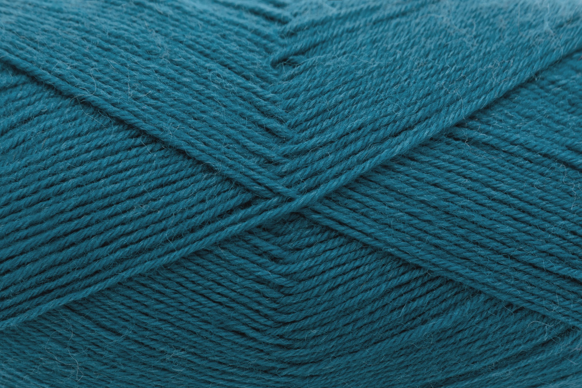 Novelo de lã azul-petróleo com textura entrelaçada