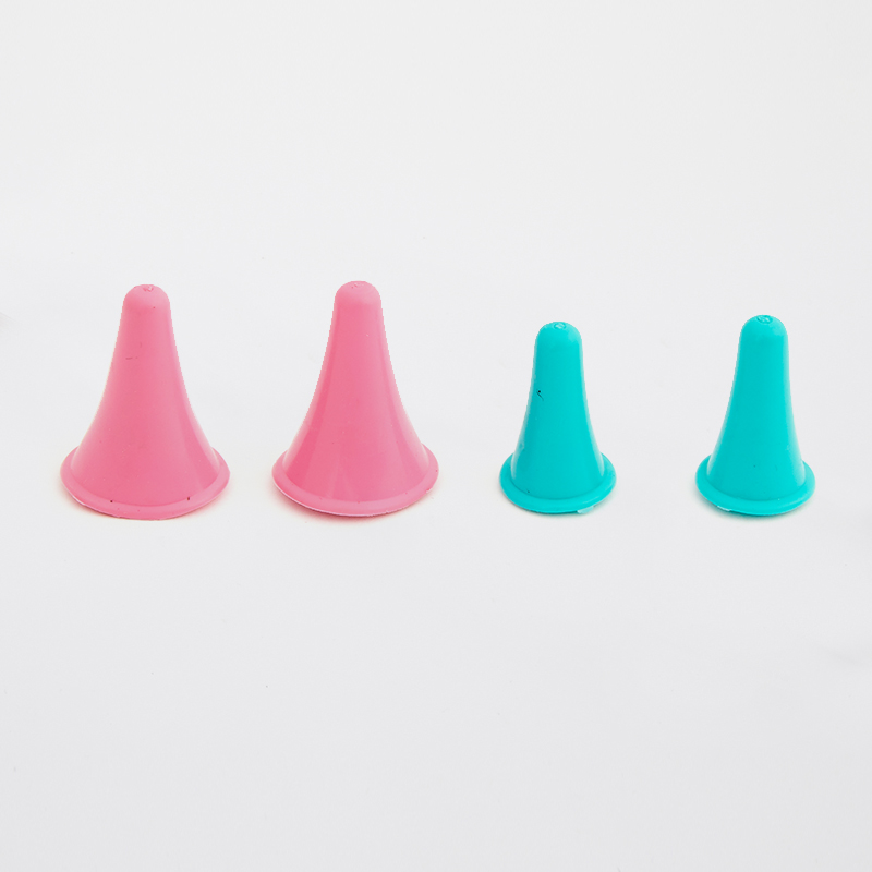 Cones de plástico cor-de-rosa e azul-turquesa sobre fundo branco