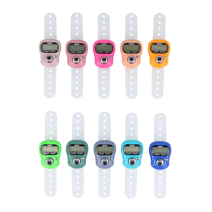 Dez contadores digitais de dedo coloridos com pulseiras brancas em fundo branco