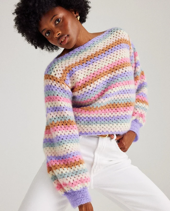 Camisola de malha multicolorida com padrão listrado e textura de croché