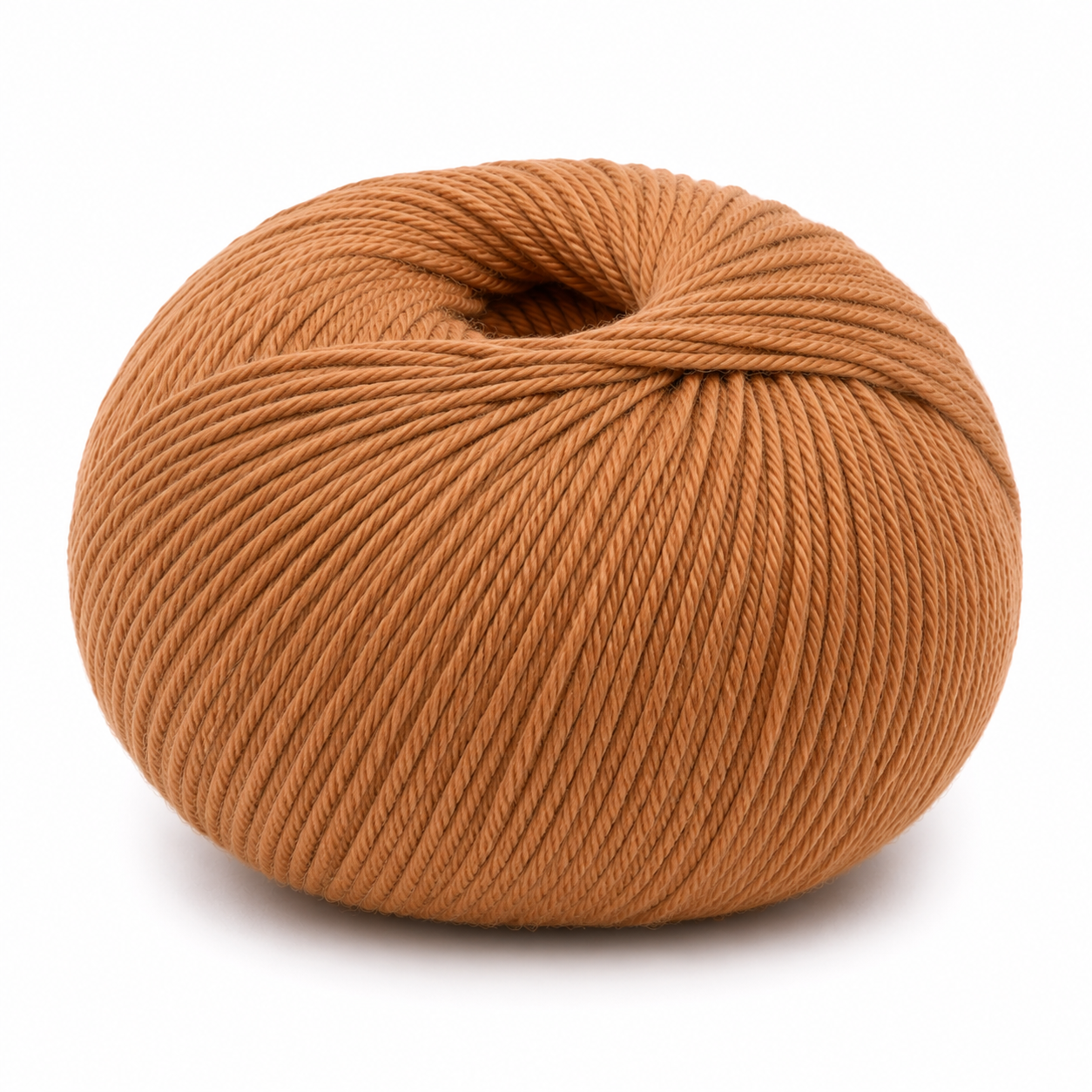 Bola de fio de lã castanho claro grosso em fundo branco
