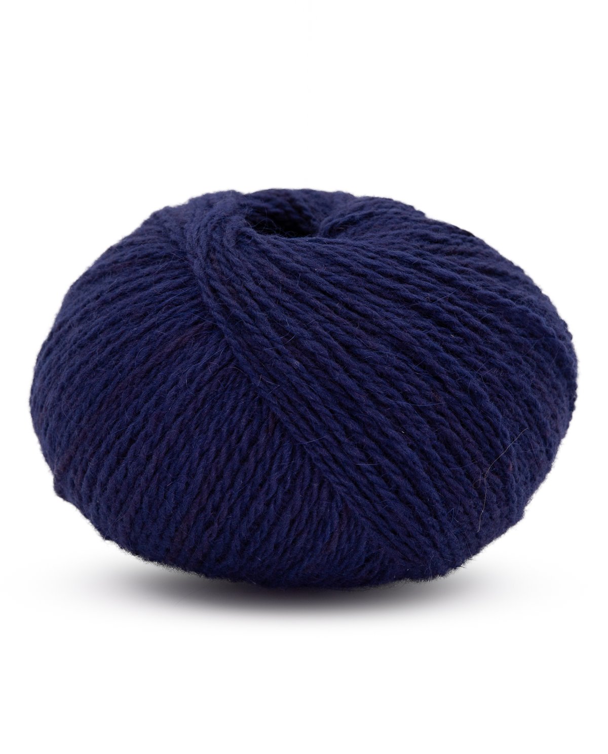 Novelo de lã azul escuro sobre fundo branco