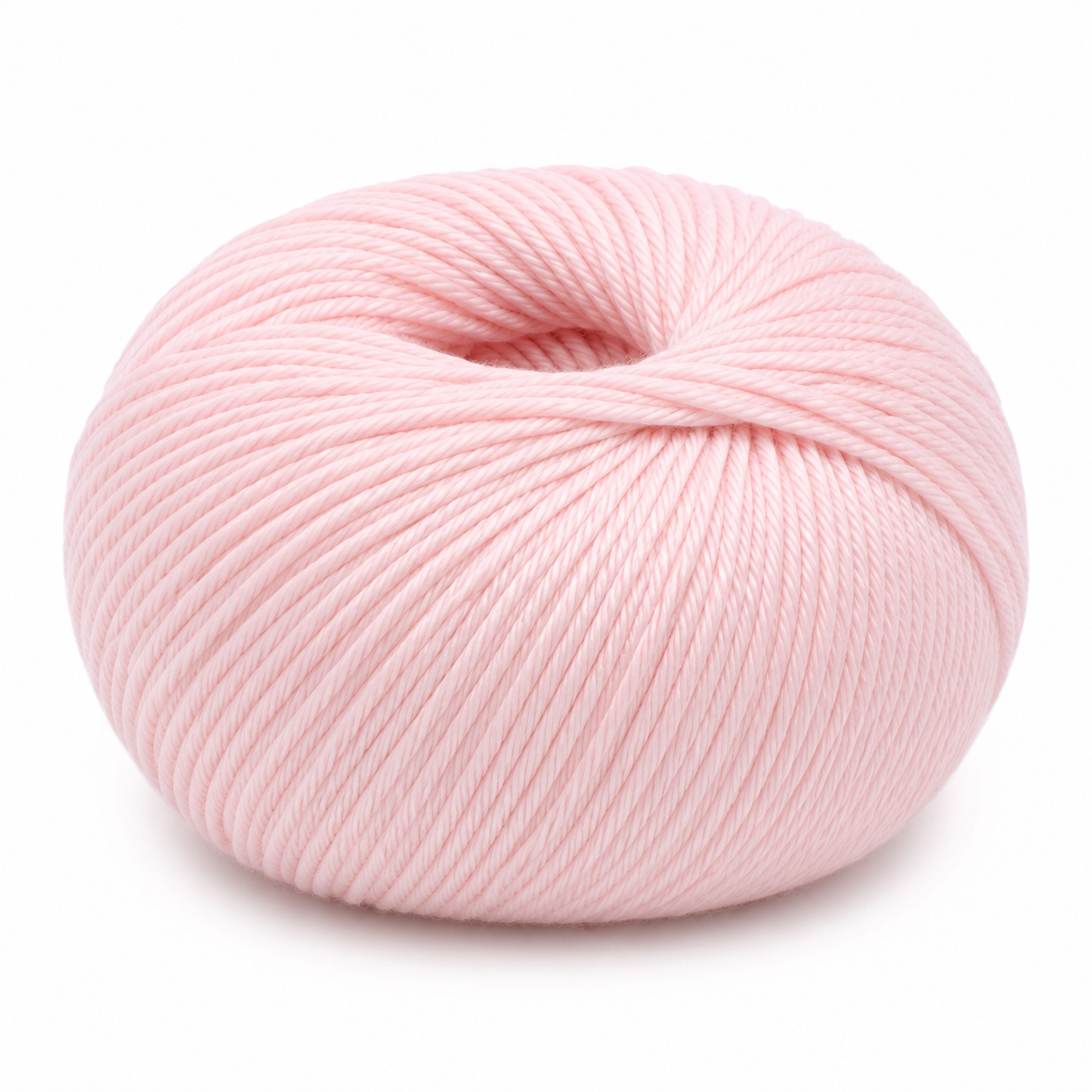 Novelo de fio rosa claro sobre fundo branco