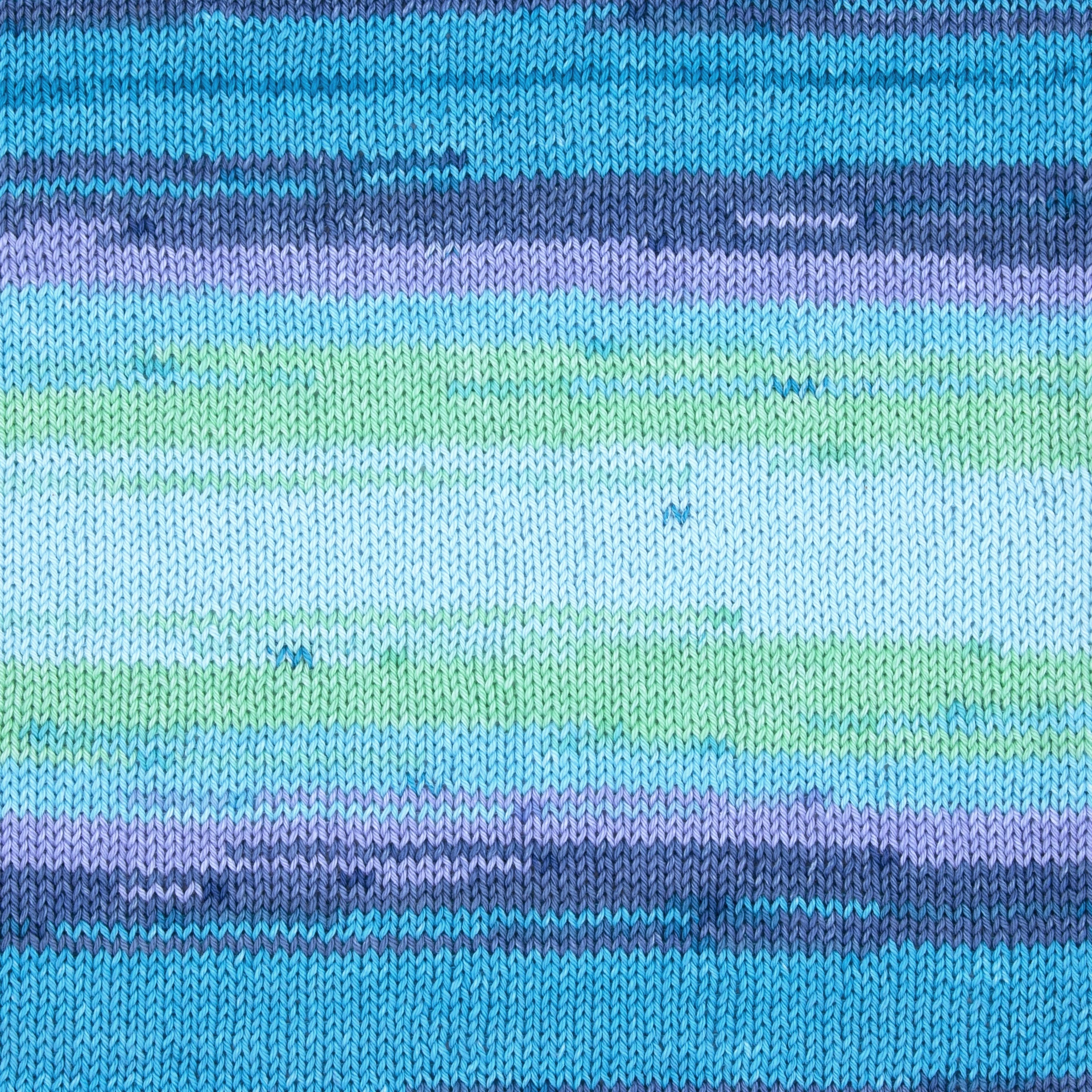 Tecido de malha com riscas coloridas em tons de azul, verde, lilás e roxo