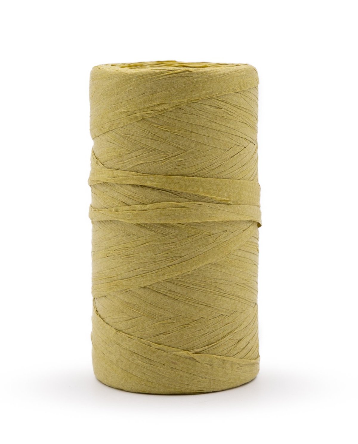 Rolo de fio ou barbante bege claro em fundo branco