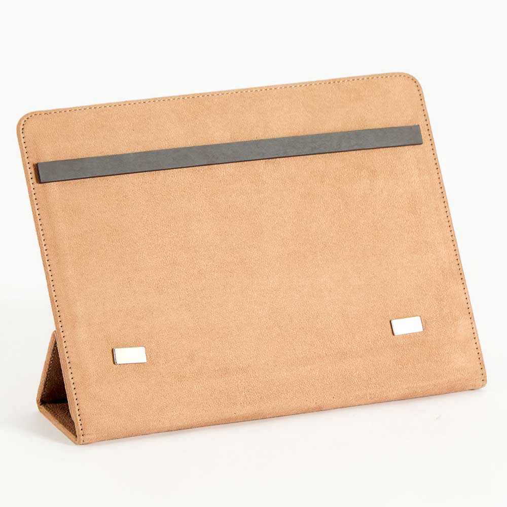 Suporte para tablet castanho claro com faixa preta e detalhes metálicos prateados