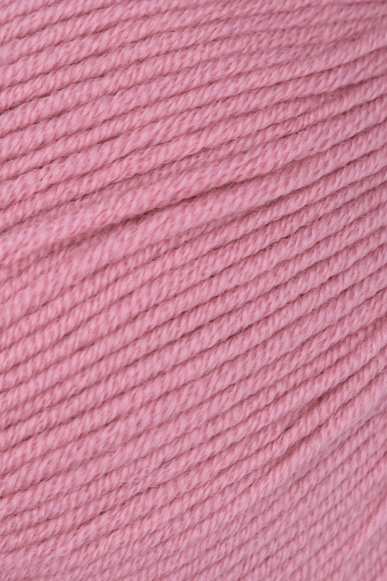 Novelo de lã rosa com textura torcida