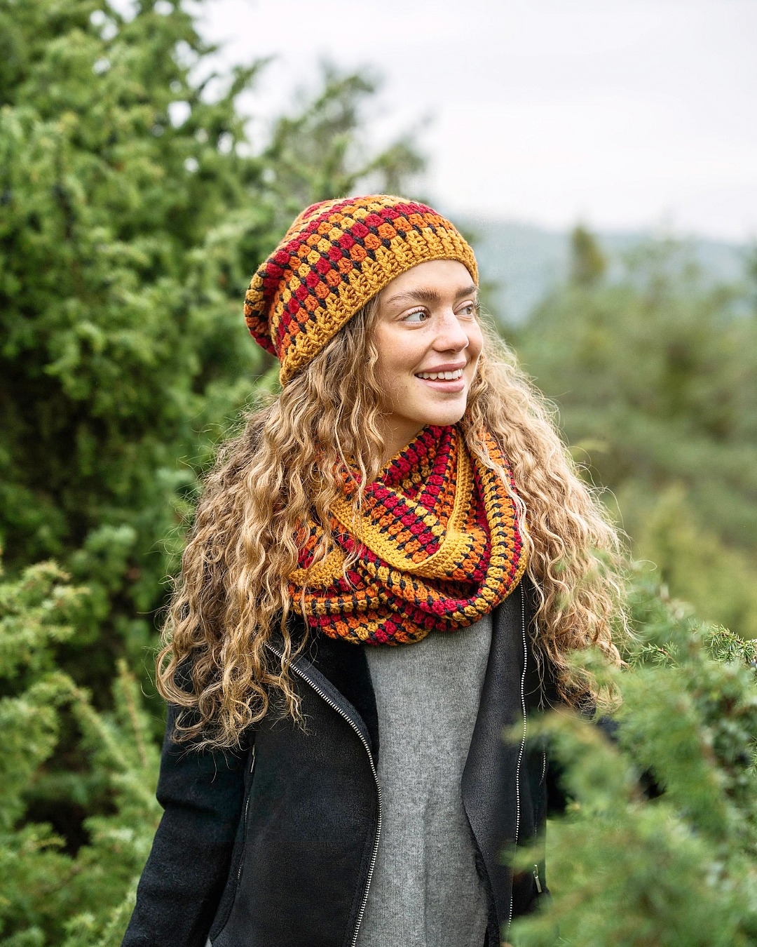 Mulher com gorro e cachecol de malha coloridos ao ar livre
