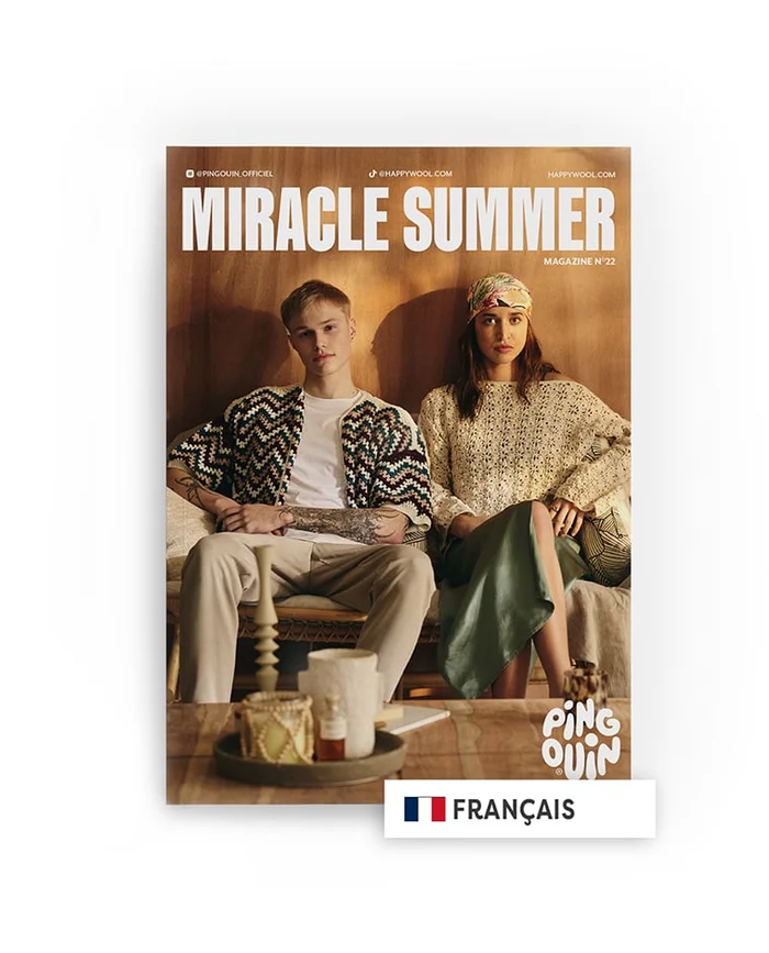 Capa da revista Miracle Summer com dois modelos sentados em sofá, vestindo roupas de malha e saia, mesa em primeiro plano.