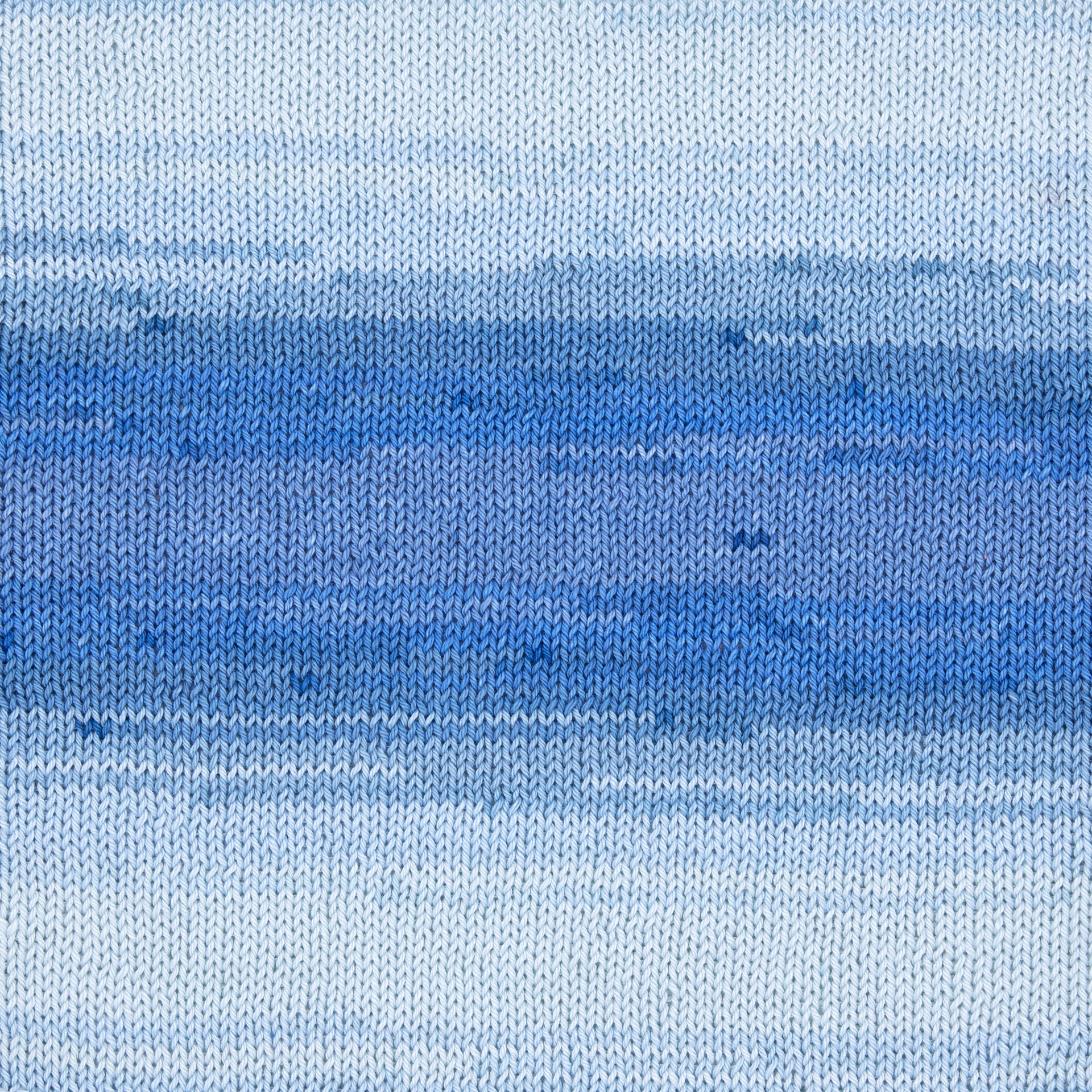 Tecido de malha azul com padrão listrado horizontal.