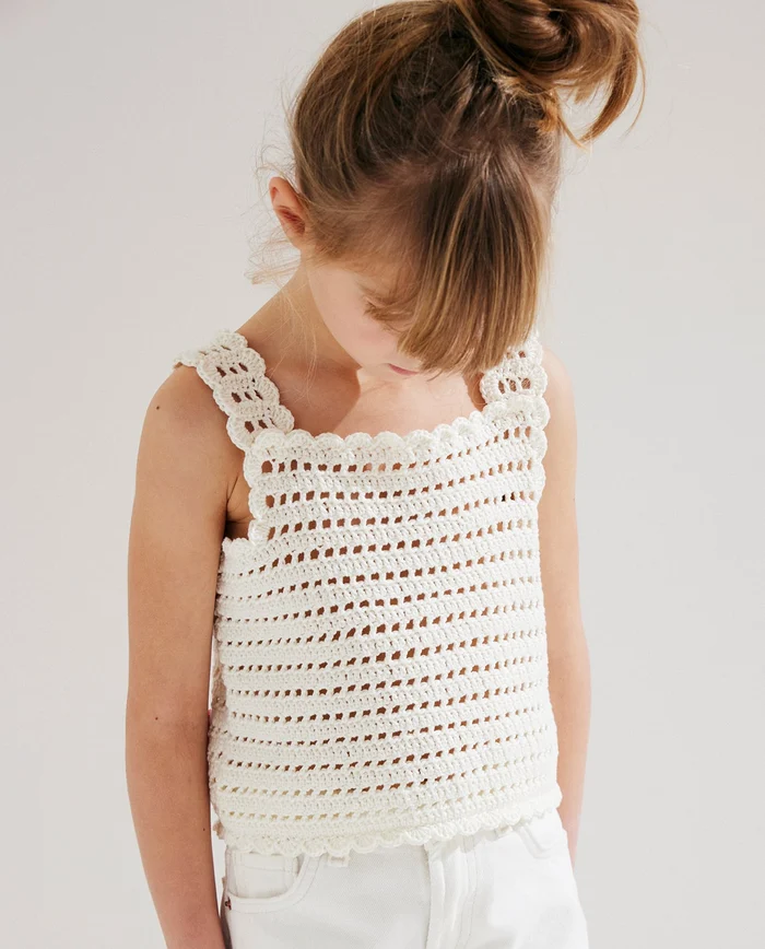 Top branco de crochet para menina com padrão de mini quadrados e alças largas