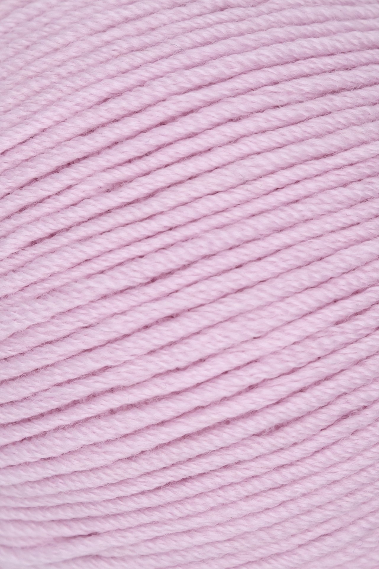 Close-up de fio de lã cor-de-rosa claro com textura suave