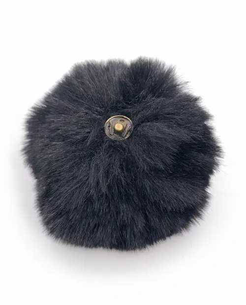 Pompom preto de pelúcia com botão dourado ao centro