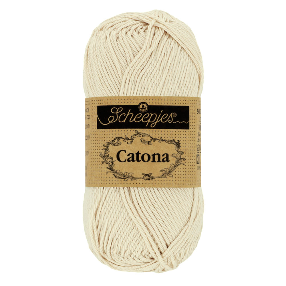 Novelo de fio Scheepjes Catona branco creme com rótulo castanho