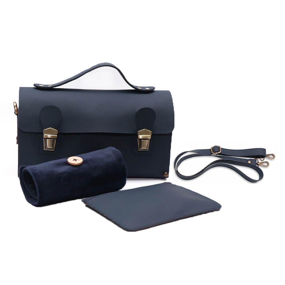 Conjunto com mala preta, estojo enrolado e alça preta
