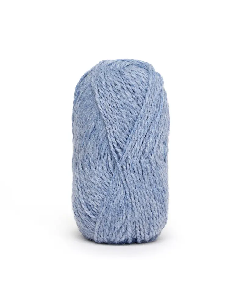 Novelo de lã azul claro com textura felpuda