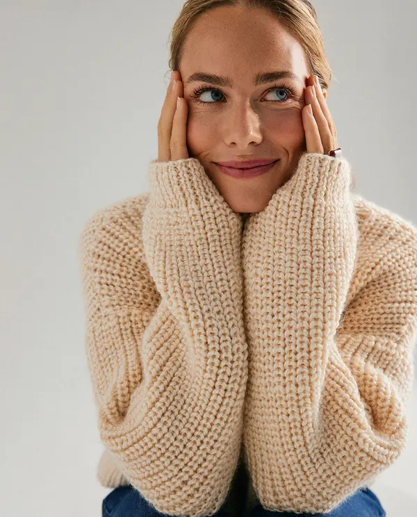 Camisola bege de malha grossa com padrão texturizado