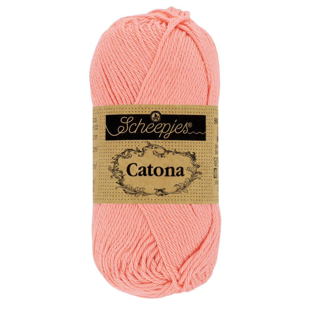 Novelo de lã rosa claro Scheepjes Catona com etiqueta bege e preta