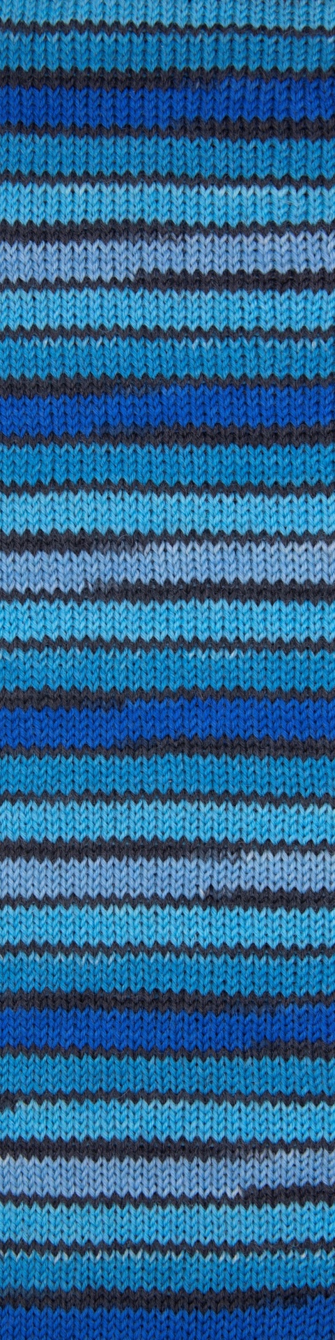 Tecido tricotado com riscas horizontais em tons de azul, cinza e preto