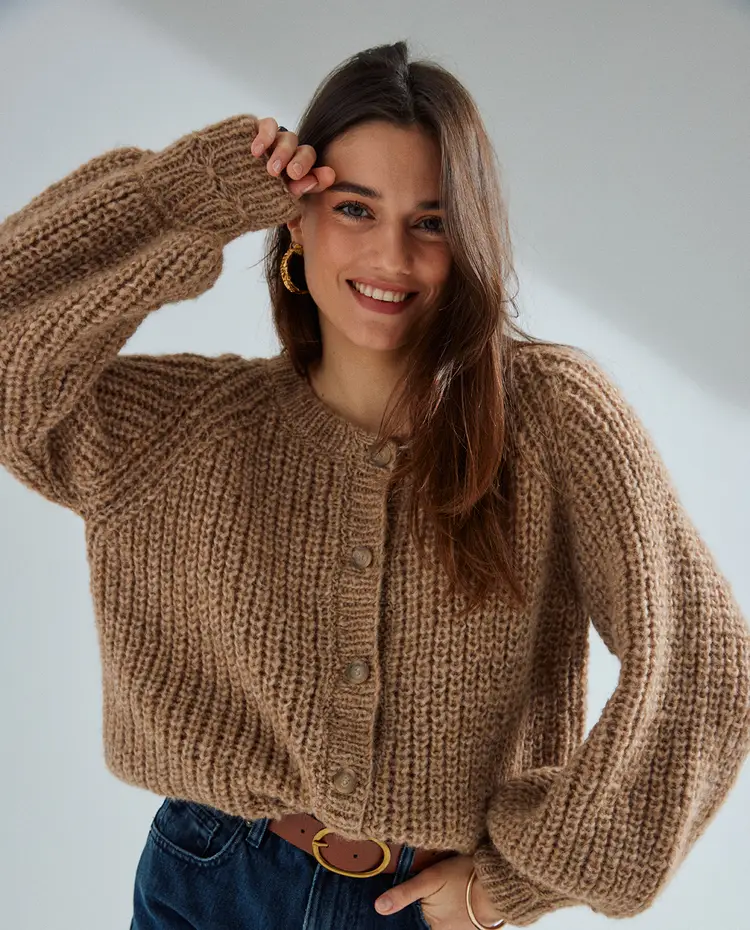 Camisola cardigan castanha oversized em malha grossa com botões frontais