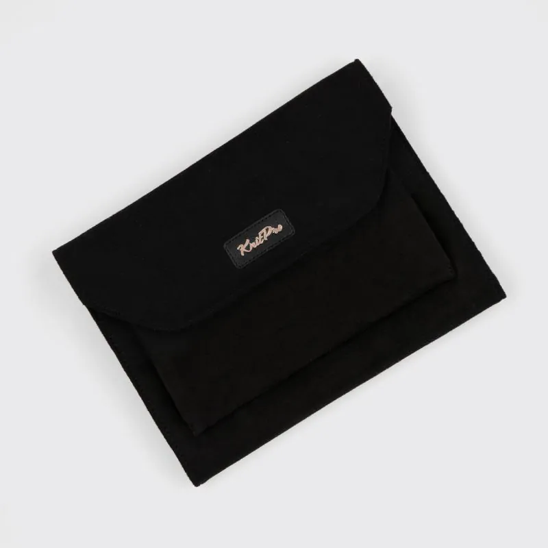 Carteira preta em tecido com bolso frontal e etiqueta preta com texto branco