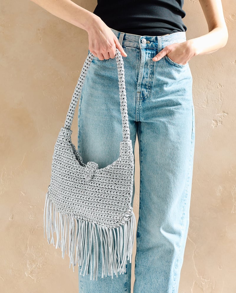 Mala de mão cinzenta de croché com franjas