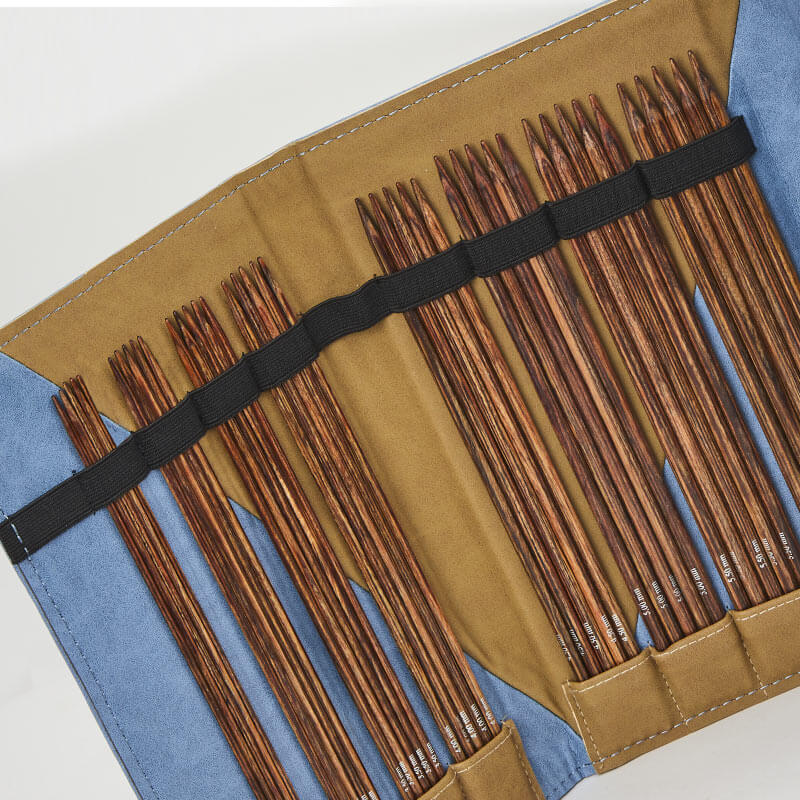 Conjunto de agulhas de tricô de madeira em estojo de tecido azul e castanho