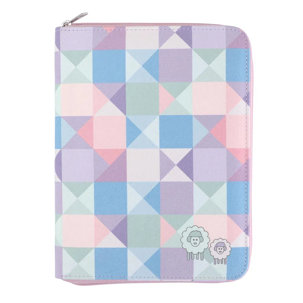 Bolsa ou estojo quadrado com padrão geométrico pastel e desenho de ovelhas.