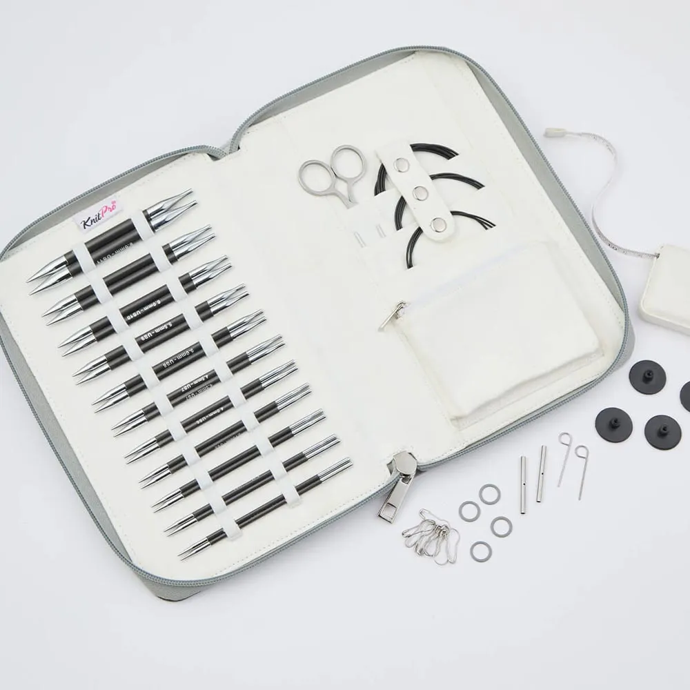 Estojo cinza aberto com agulhas de tricô metálicas e acessórios organizados