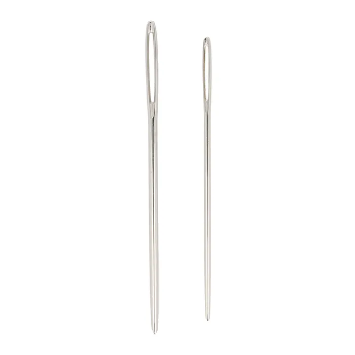 Duas agulhas de costura metálicas prateadas de tamanhos diferentes sobre fundo branco