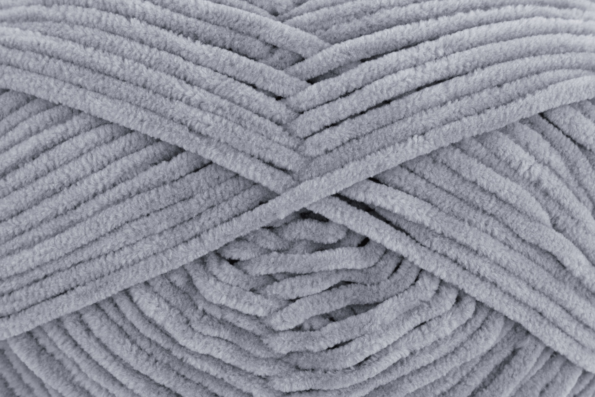 Novelo de linha cinzenta com textura felpuda