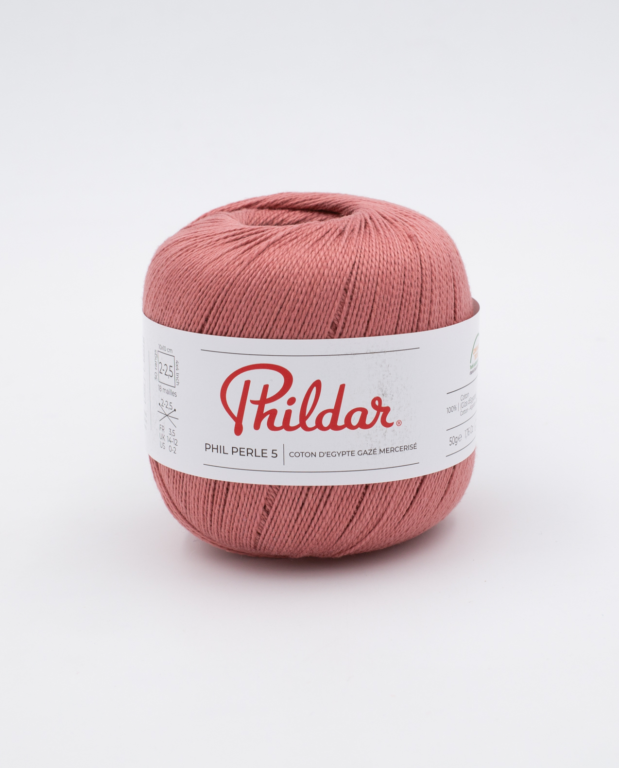Novelo de fio de algodão rosa com rótulo branco e vermelho da marca Phildar
