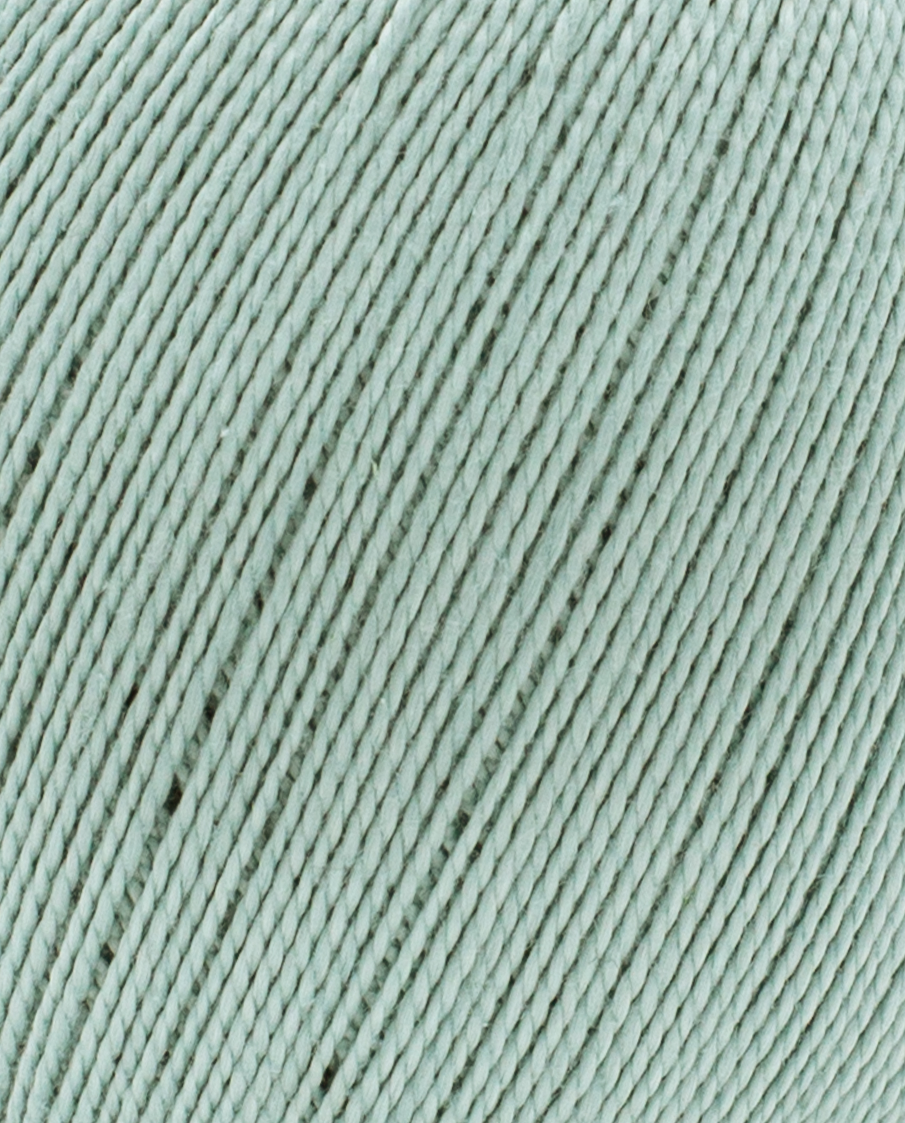 Close-up de fio de lã verde-água torcido.