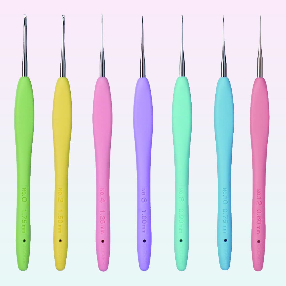 Agulhas de croché coloridas com tamanhos impressos nos cabos