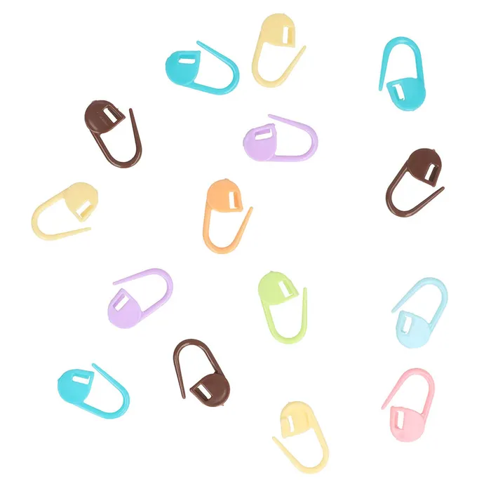 Alfinetes de mola coloridos em fundo branco