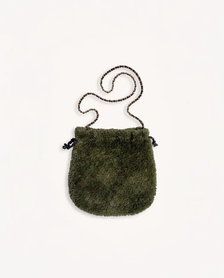 Bolsa felpuda verde com alça em corrente e tecido preto