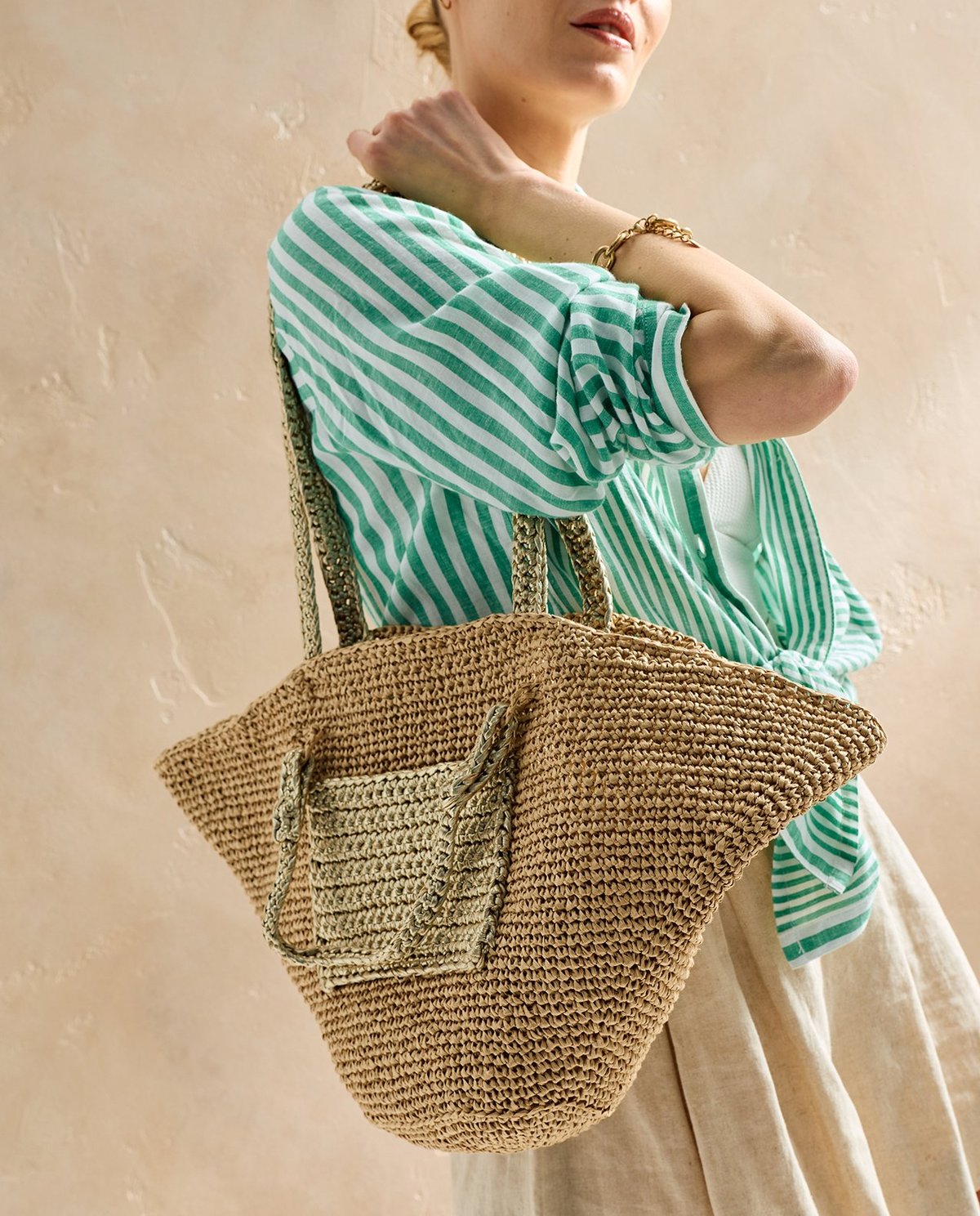 Mala de ráfia bege com bolso frontal e alças trançadas