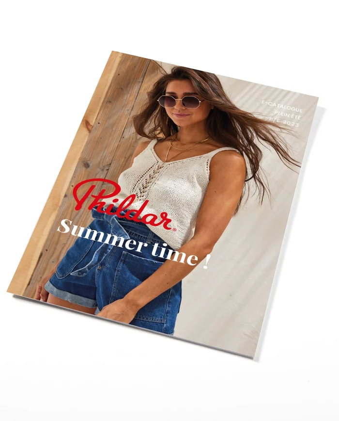 Capa de catálogo com mulher de top branco de malha e calções de ganga azuis