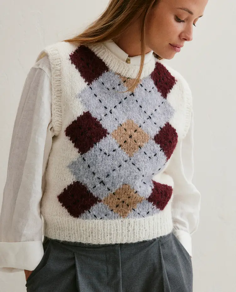 Colete de malha branco com padrão argyle colorido