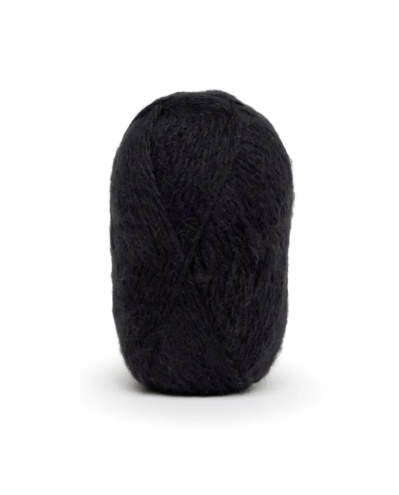 Novelo de lã preto com textura macia sobre fundo branco