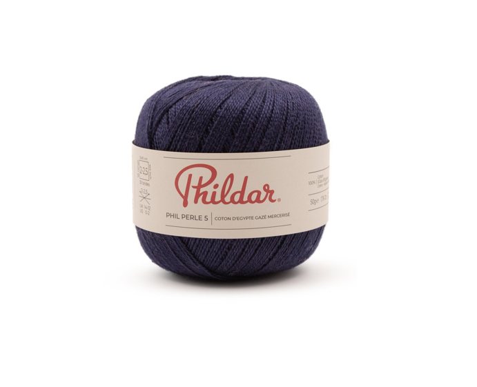Novelo de fio de algodão mercerizado azul escuro com rótulo branco Phildar
