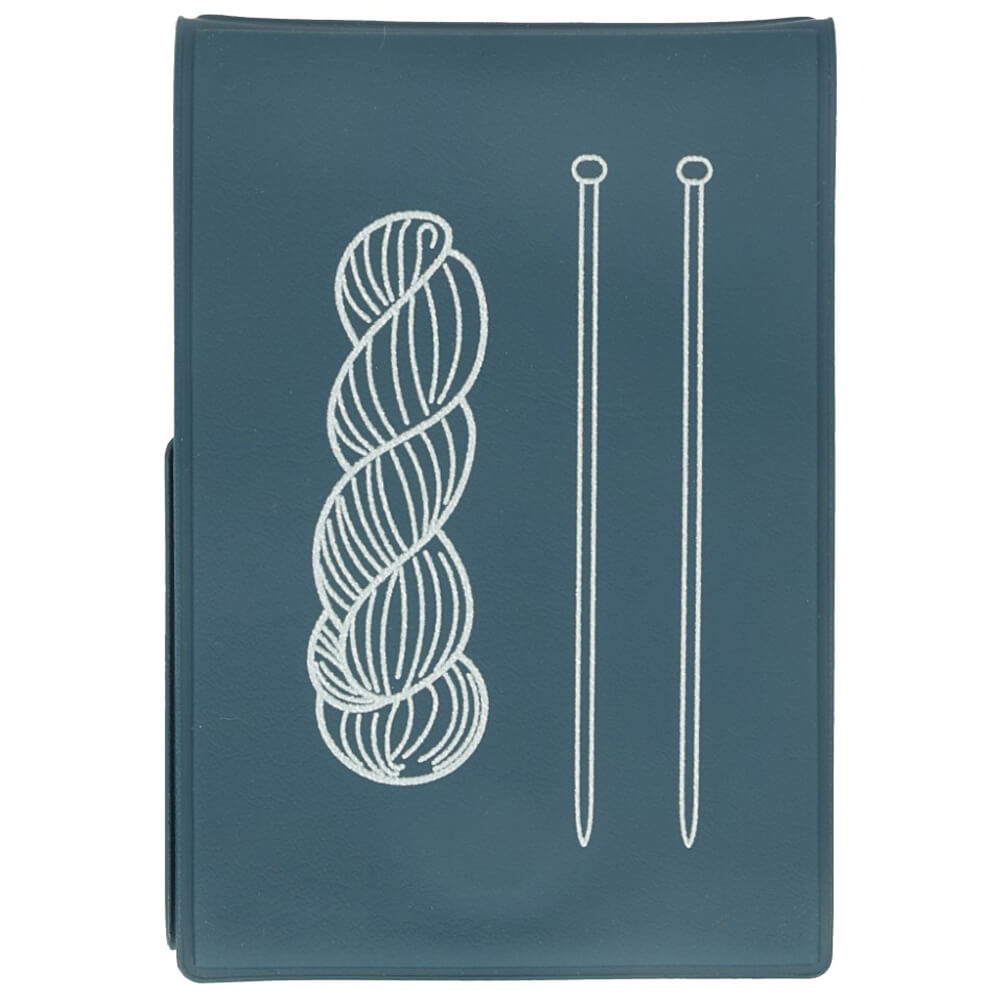 Estojo azul com desenhos brancos de novelo e agulhas de tricô