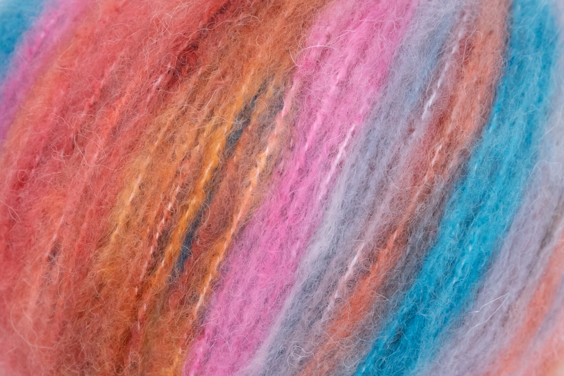 Fios de lã coloridos com textura felpuda