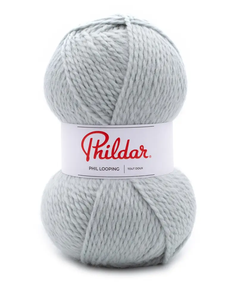 Novelo de lã cinzenta clara da marca Phildar com etiqueta branca.