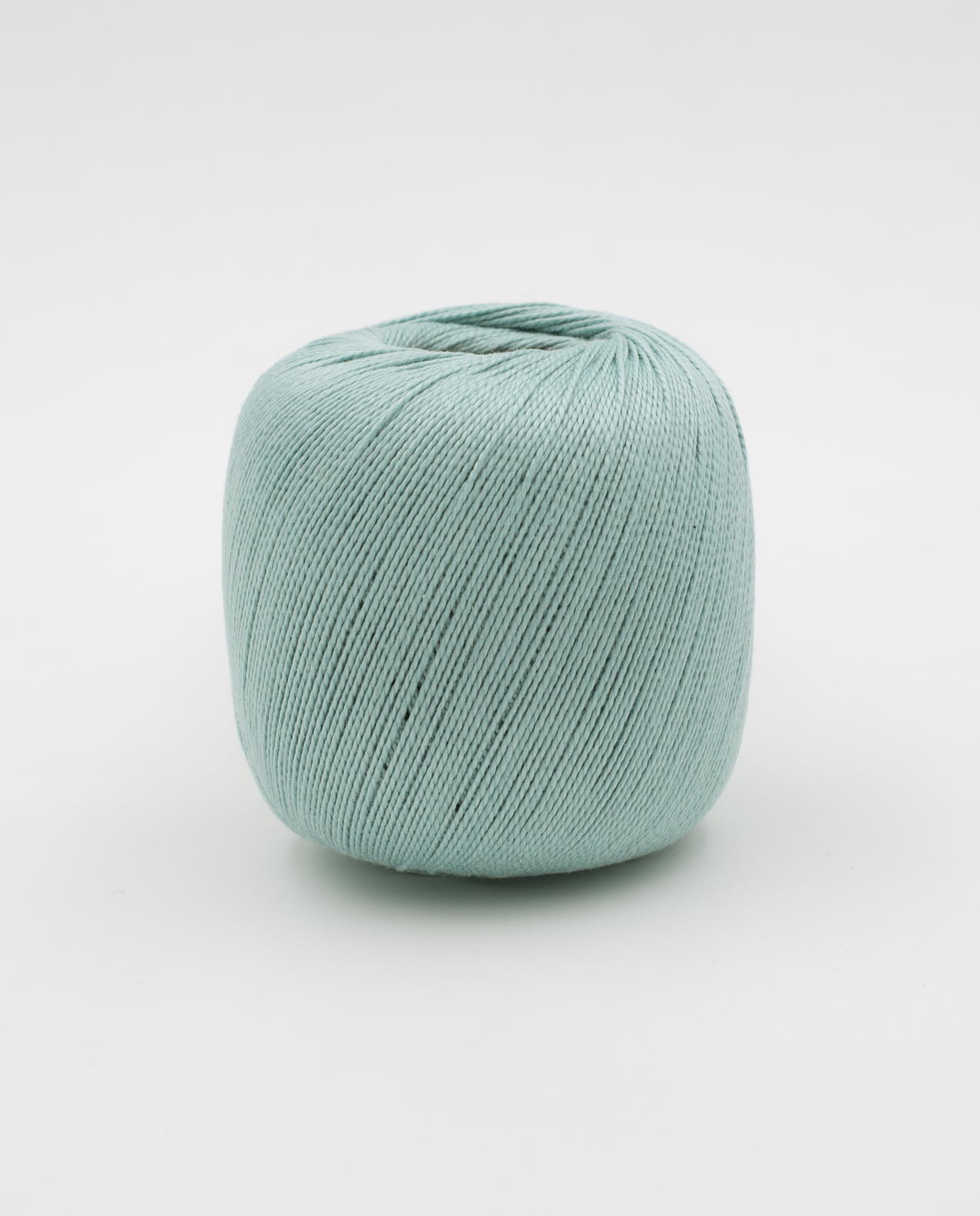 Novelo de linha azul claro sobre fundo branco