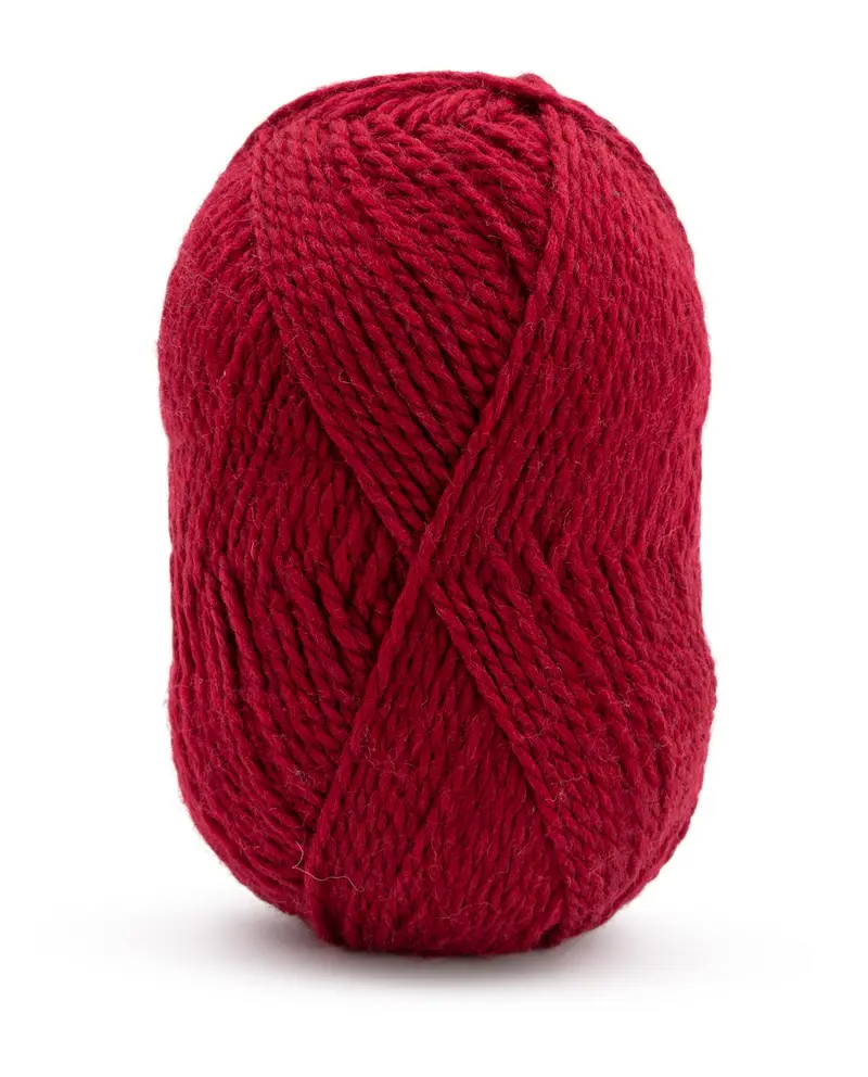 Novelo de lã vermelho com textura espessa sobre fundo branco