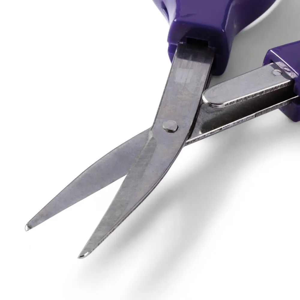 Tesoura com lâminas de metal e punho roxo em fundo branco
