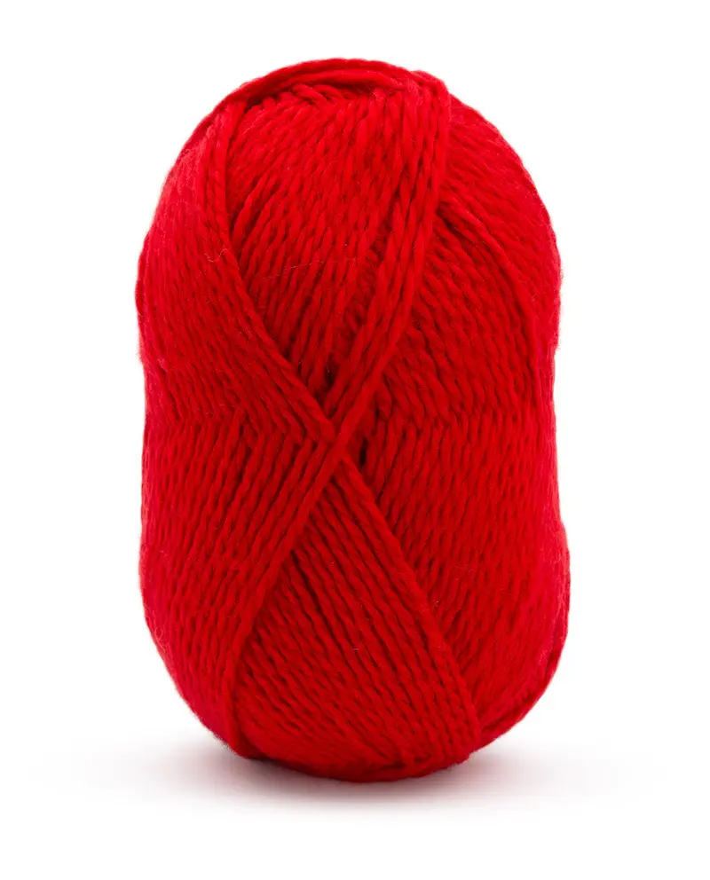 Ovillo de lã vermelho sobre fundo branco